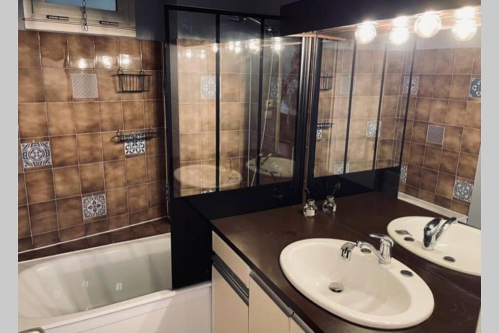 Confortable Appartement A 카발레르쉬르메르 외부 사진